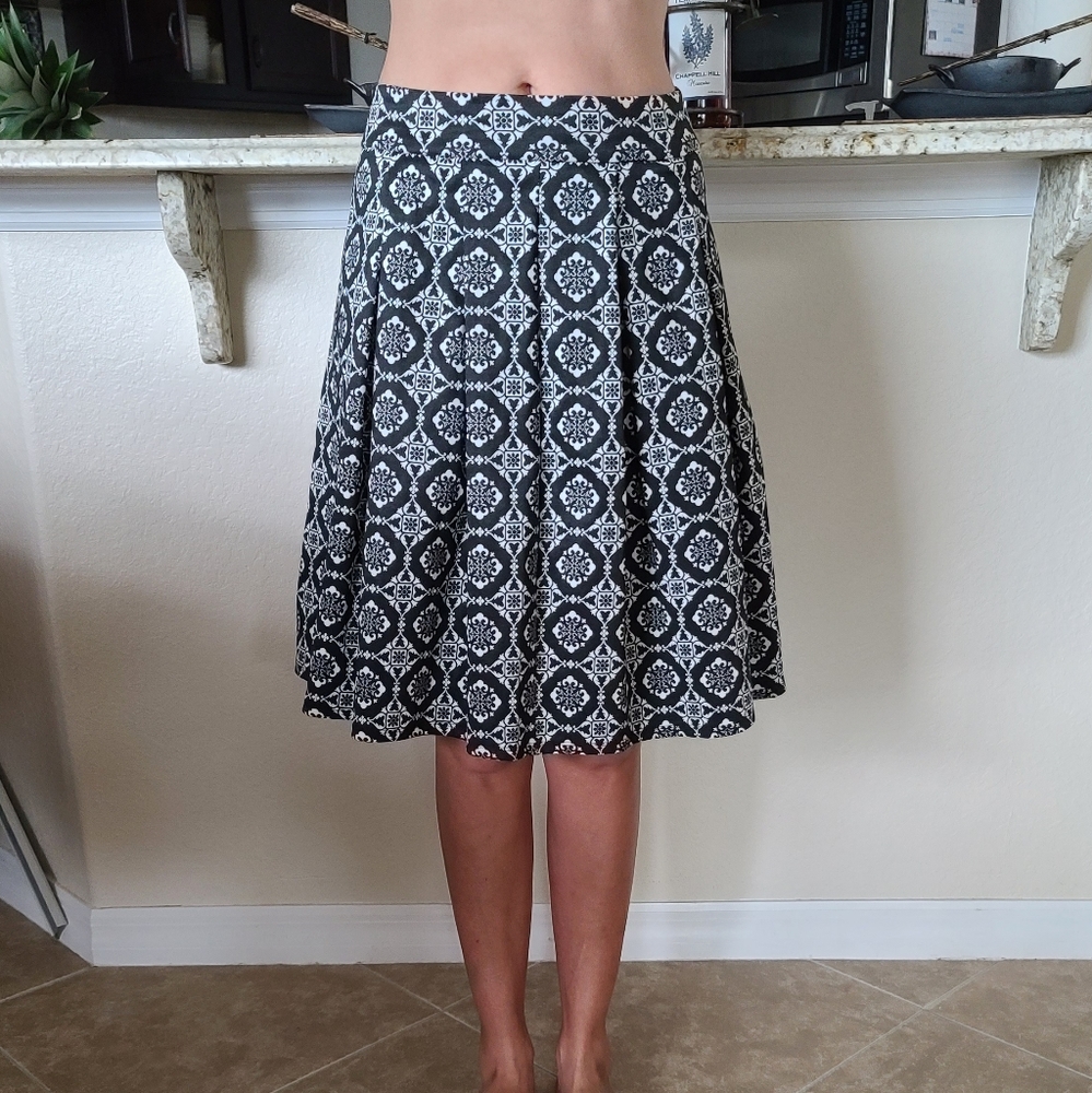 Have Black&White Pattern 22 inch Medium Skirt